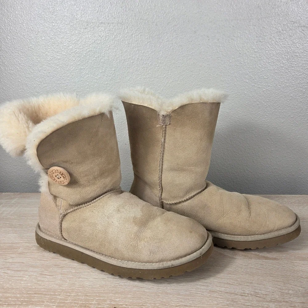 UGG Bailey Button Short Boots Women's 8 Sand Sheepskin Suede Winter